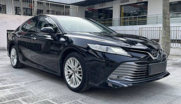 Toyota Camry v70