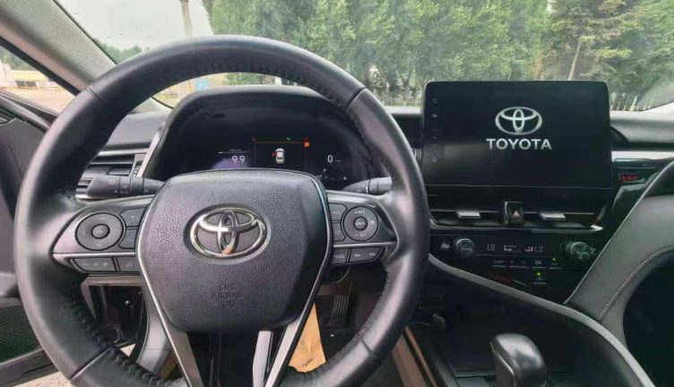 Toyota Camry v70