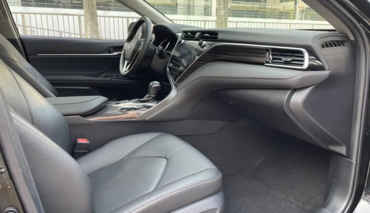 Toyota Camry v70