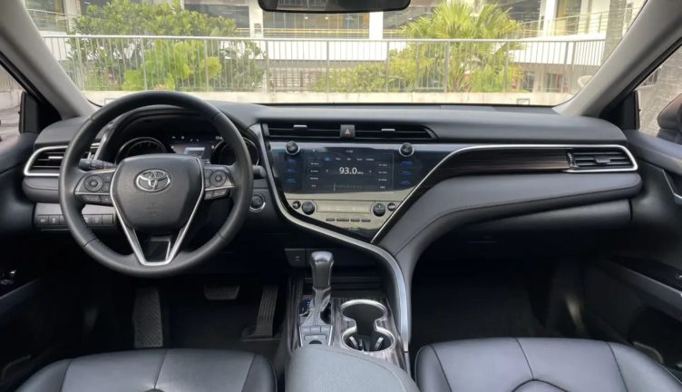 Toyota Camry v70