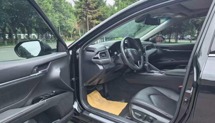 Toyota Camry v70