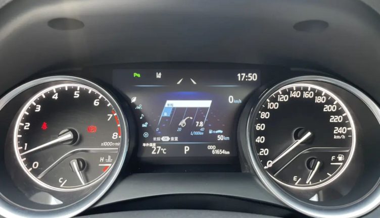 Toyota Camry v70